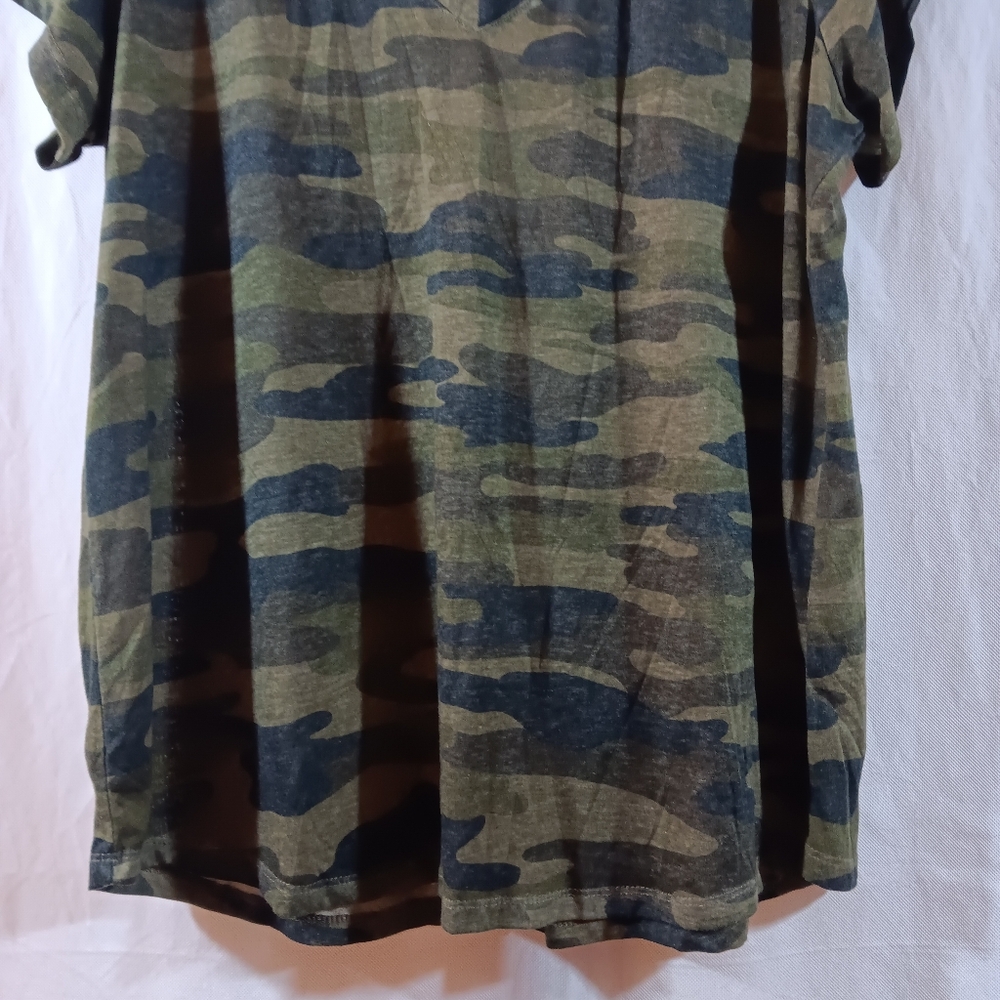 For the Republic NWT 1X Womens Top Green Camo Knit T-Shirt V-neck - Picture 3 of 6